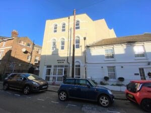 Spacious studio flat