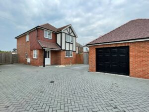 Detached house with parking & Garage